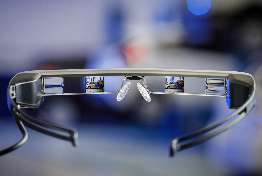 Óculos de realidade aumentada da Ford usado no reparo de veículos — Foto: Divulgação