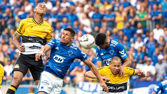 Luvannor, atacante do Cruzeiro, tenta a jogada pelo alto diante da zaga do Criciúma