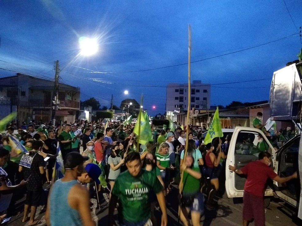 P&uacute;blico aglomerado na frente da casa do prefeito reeleito N&eacute;lio Aguiar. Algumas pessoas sem m&aacute;scaras &mdash; Foto: M&aacute;rcio Bezerra/Tv Tapaj&oacute;s