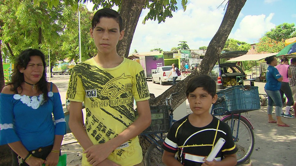 "O carro veio 'cantando' pneu no meio da pista", diz Ricardo (centro), um dos jovens atropelados por funcionário do Detran (Foto: Reprodução/TV Globo)