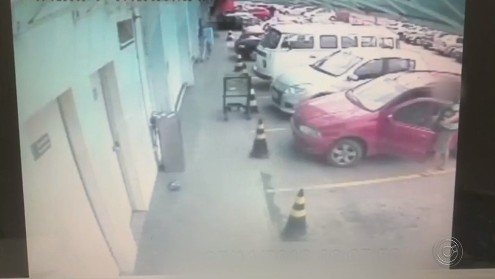 Camera De Seguranca Ajuda Policia A Recuperar Carteira Com R 8 Mil Perdida Em Supermercado Sorocaba E Jundiai G1