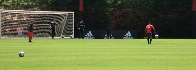 Guerrero e Paulo Victor travam duelo de chutes a gol com abdominais