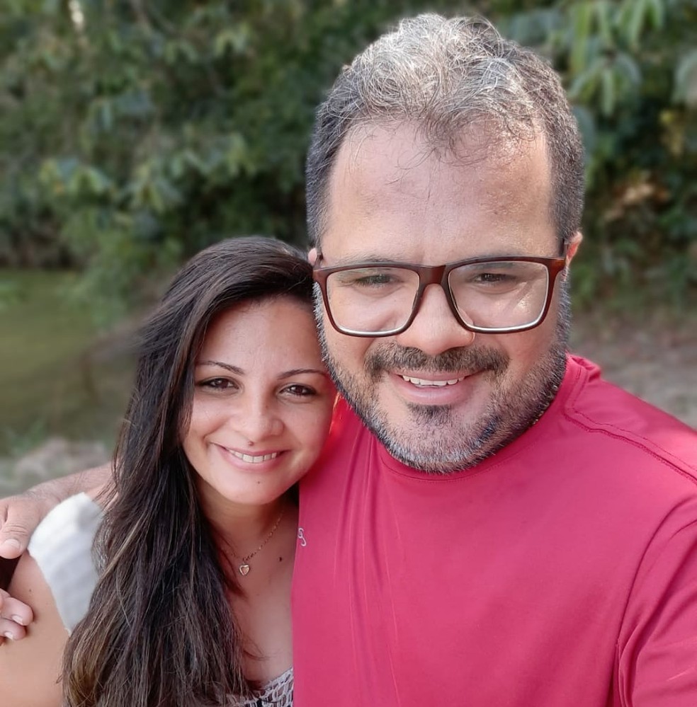 Professor Danilo de Souza com a esposa Adriana Oliveira — Foto: Arquivo pessoal
