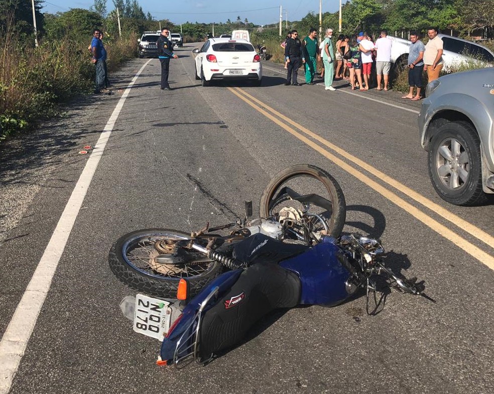 Com o impacto da batida, motociclista foi arremessado e caiu no acostamento â€” Foto: Maristela GlÃ¡ucia/Sistema Verdes Mares