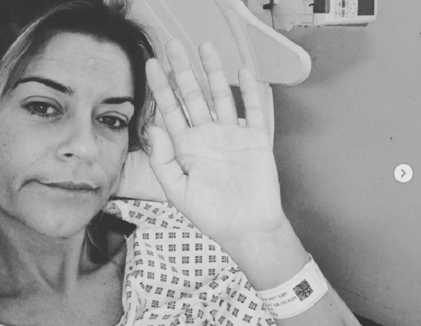 A atriz inglesa Gemma Oaten no hospital após ser diagnosticada com síndrome do leite e alcalinos (Foto: Instagram)