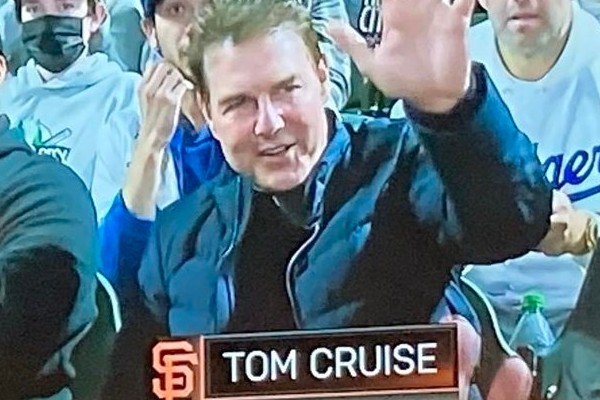 O ator Tom Cruise em meio ao público do jogo de beisebol entre Los Angeles Dodgers e San Francisco Giants (Foto: Reprodução)