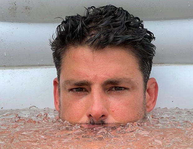 Cauã Reymond em banheira de gelo (Foto: Reprodução/Instagram)