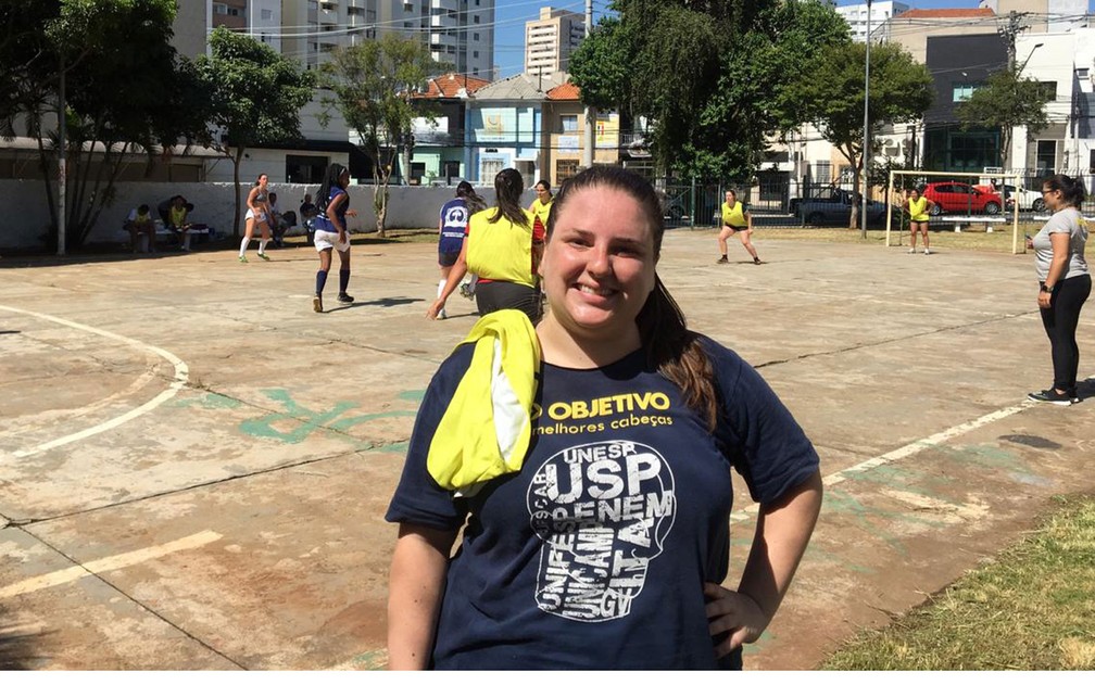 Ana Carolina Fiorin, 30 anos, é moradora do bairro Vila Mariana e conta que percebeu trabalhos de melhorias na quadra usada — Foto: Gabriela Gonçalves/G1