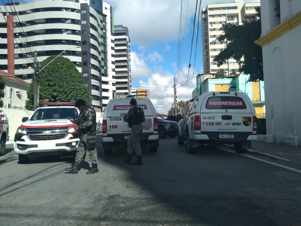 Policiais cumprem mandados contra acusados de fraudes fiscais em Maceió — Foto: Carolina Sanches/TV Gazeta