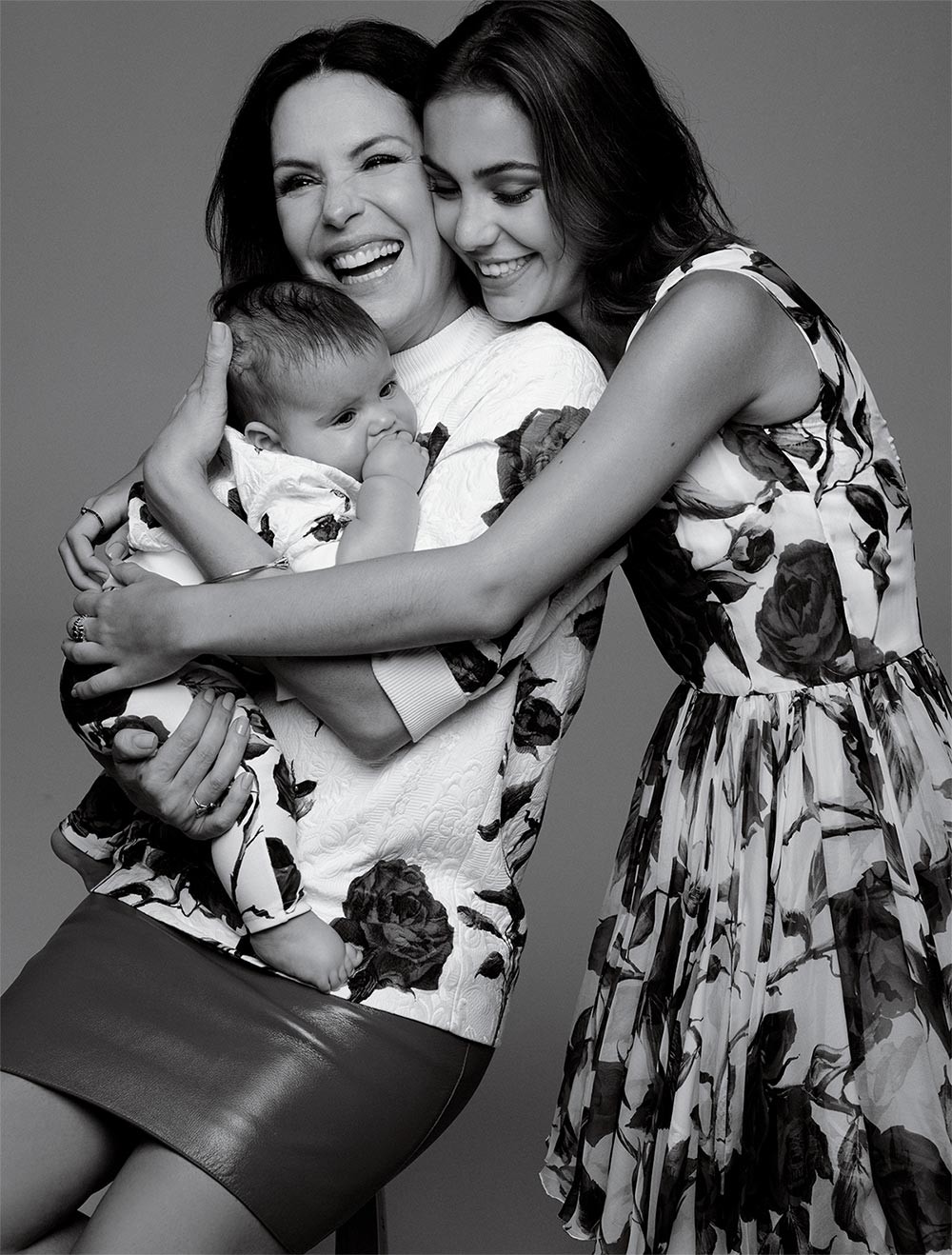 Carolina Ferraz com as filhas Valentina, de 20 anos, e Anna Izabel, de 5 meses (Foto: Bob Wolfenson)
