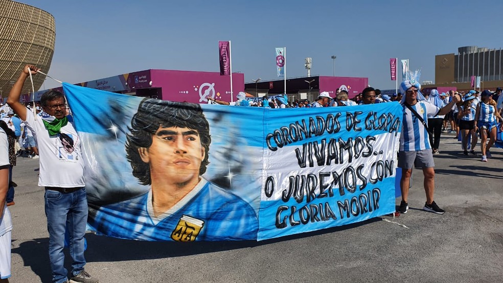 Faixa em homenagem a Maradona do lado de fora do Lusail — Foto: Renan Damasceno