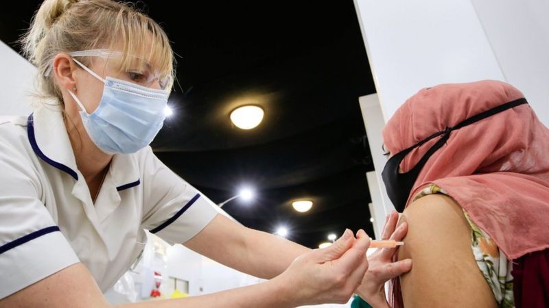 Até o momento, 17 milhões de pessoas na União Europeia e no Reino Unido receberam uma dose da vacina (Foto: PA MEDIA )