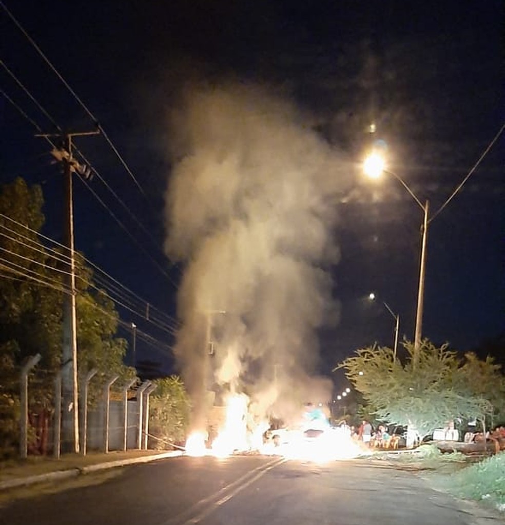 Moradores protestam pela falta de energia e interditam a Avenida Boa Esperança, em Teresina — Foto: Reprodução/Redes sociais