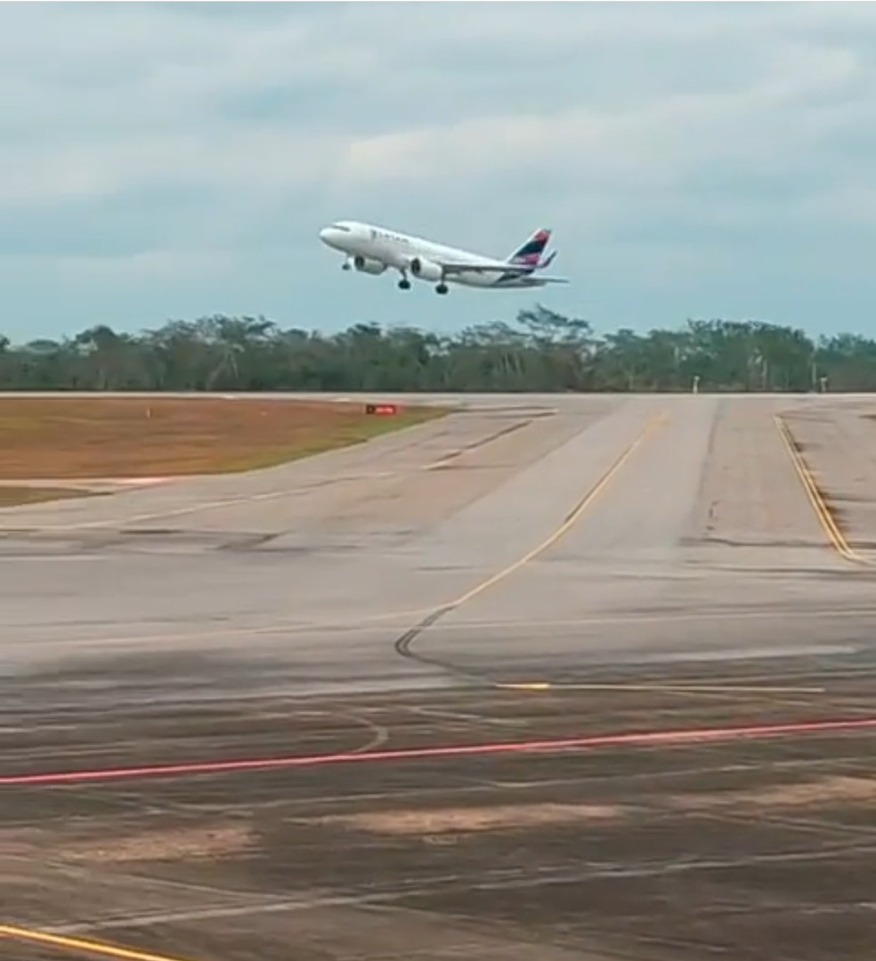 Avião teve que arremeter por causa de ventania no aeroporto de Rio Branco — Foto: Reprodução