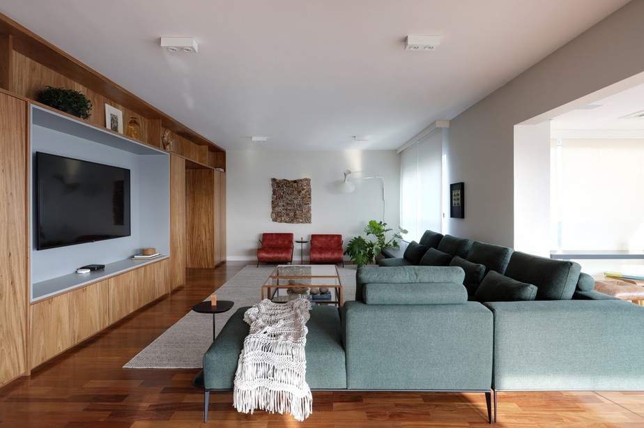 SALA | O sofá verde, da Novo Ambiente, traz mais personalidade ao estar. A madeira aquece o espaço e combina com o branco, criando uma atmosfera neutra