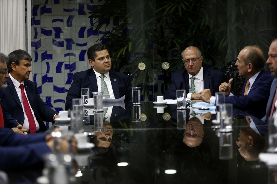 Geraldo Alckimin, vice-presidente eleito, entrega o texto da PEC da Transição no Senado Federal