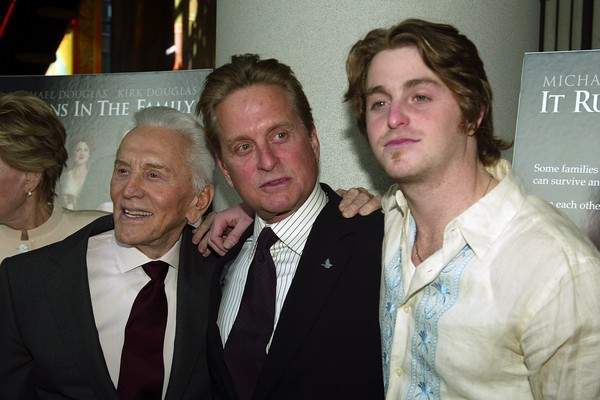 Kirk Douglas, Michael Douglas e Cameron Douglas em foto de 2003 (Foto: Getty Images)