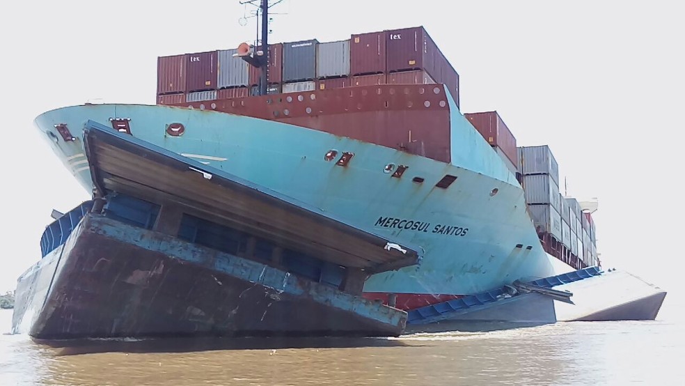 Após a colisão com o rebocador, navio da Mercosul ficou parado por alguns dias no rio Amazonas com uma das balsas da Bertolini presa na proa (Foto: Marcos Cantuario/Sentinela TV)