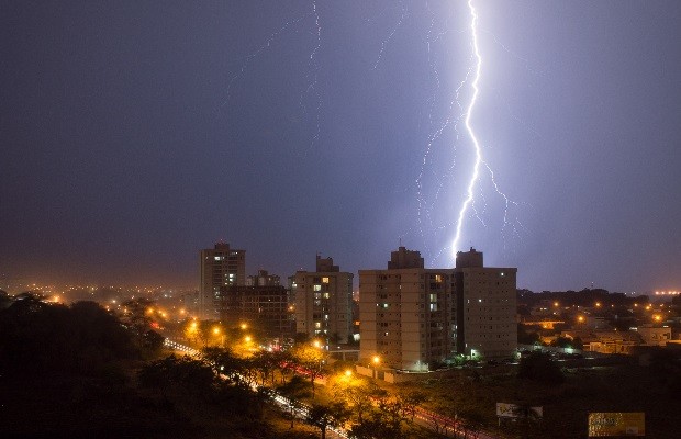 Celg registra quase 500 ocorrências de falta de luz após chuva em Goiás (Foto: Thiago Aparecido Alexandre/VC no G1)