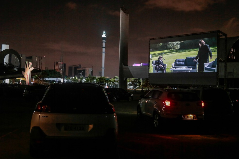 Sess&atilde;o para convidados do cinema drive-in no Memorial da Am&eacute;rica Latina, na cidade de S&atilde;o Paulo &mdash; Foto: Marcello Zambrana/Agif - Ag&ecirc;ncia de Fotografia/Estad&atilde;o Conte&uacute;do