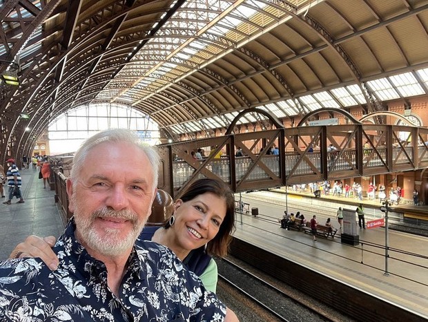 Henri Pagnocelli e a mulher, Teresa Frota, na Estação da Luz, no Centro de São Paulo (Foto: Reprodução/Instagram)