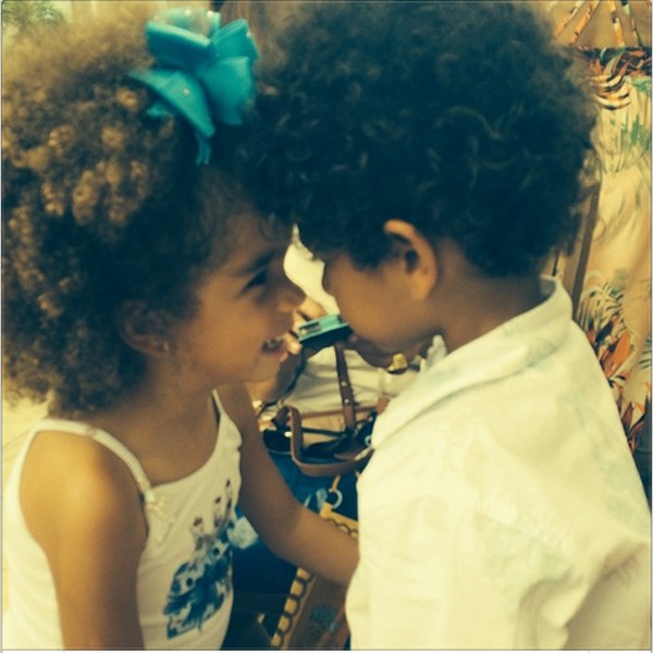 Catarina e John, filhos de Fernanda Young, em momento de carinho  (Foto: Reprodução/Instagram)