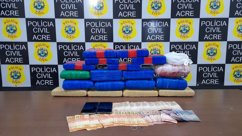 Droga e dinheiro foram apreendidos na BR-364, em Cruzeiro do Sul — Foto: Arquivo/Polícia Civil