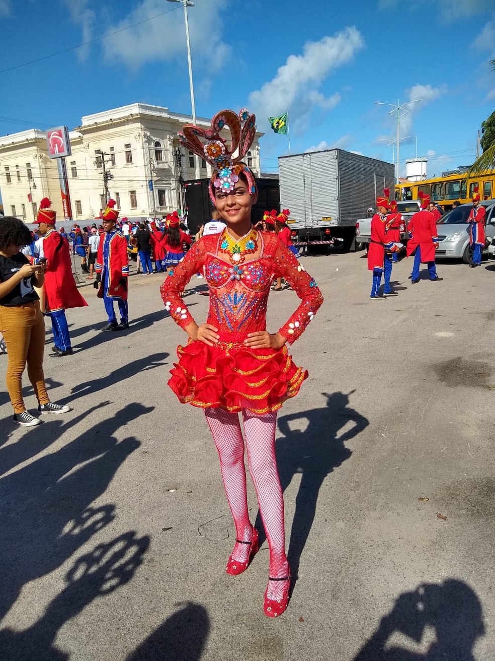 Sandra nos preparativos para desfilar — Foto: Daniel Tavares/G1