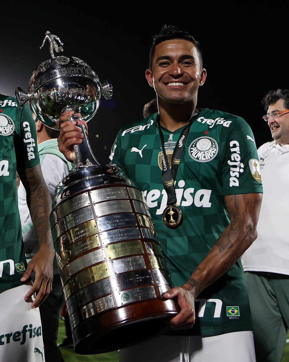 Dudu com a taça da Libertadores conquistada com o Palmeiras — Foto: Cesar Greco