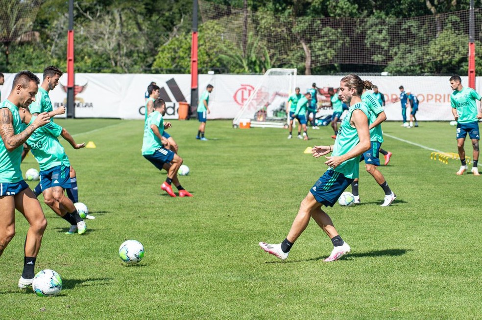Rafinha e Filipe Luís participaram normalmente do treino desta quinta — Foto: Alexandre Vidal / CRF