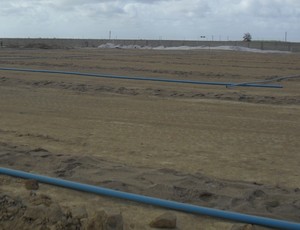 Dois campos estão recebendo tubulação do sistema de irrigação (Foto: Denison Roma/GloboEsporte.com)