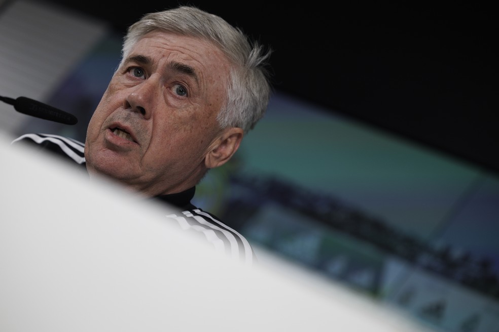 Técnico do Real Madrid, Carlo Ancelotti, em entrevista coletiva nesta segunda — Foto: Sergio Pérez/EFE