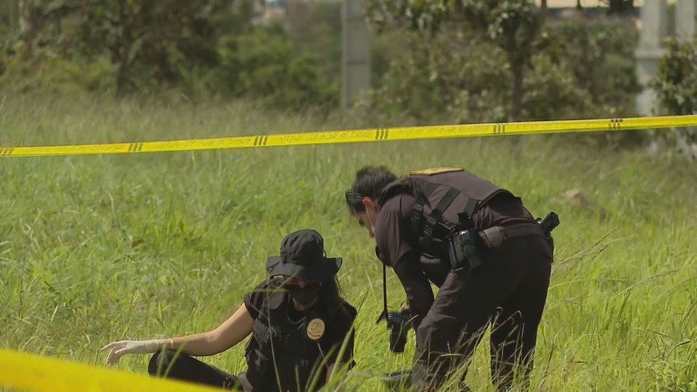 Peritos da Polícia Civil do DF investigam feminicídio — Foto: TV Globo/Reprodução