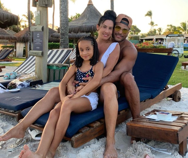 Scheila Carvalho coom o marido, Tony Salles, e a filha, Giullia: família fortaleceu laços na quarentena (Foto: Reprodução/Instagram)