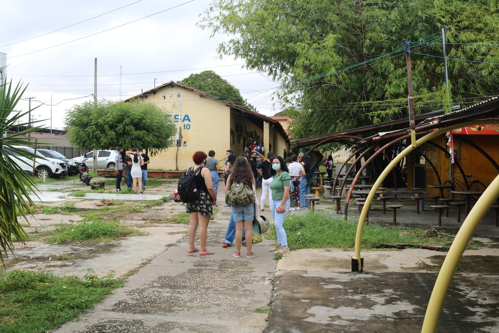 Alunos no pátio da Uespi no primeiro dia de retorno 100% presencial — Foto: Lucas Marreiros/g1
