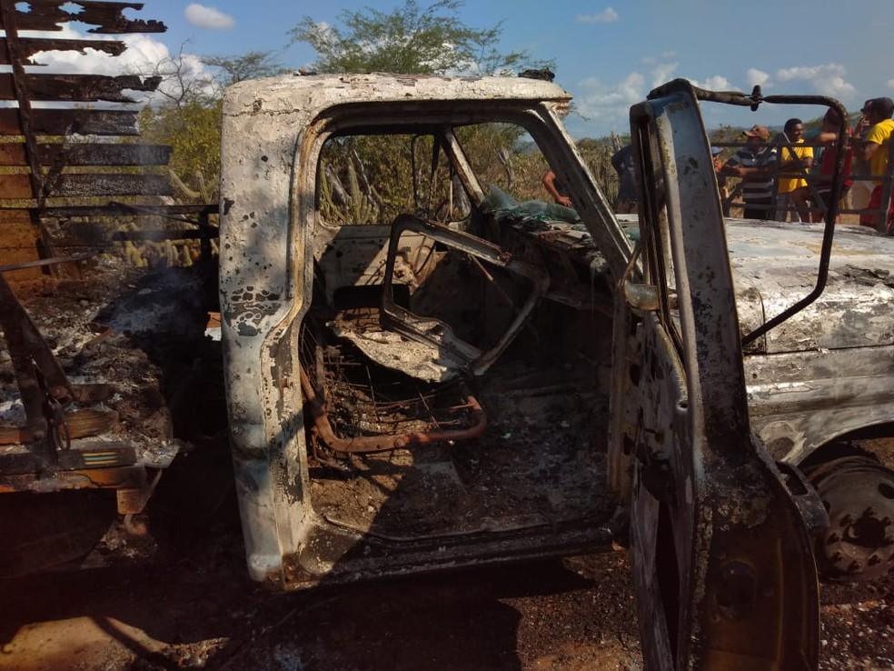 Criminosos incendiaram caminhonete e mataram dois homens em São José do Campestre — Foto: Cedida