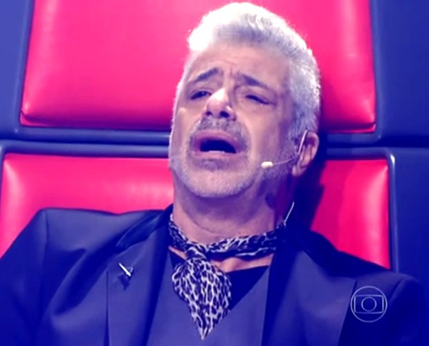 Lulu Santos se emociona na batalha entre Deena Love e Lui Medeiros (Foto: The Voice Brasil / Tv Globo)