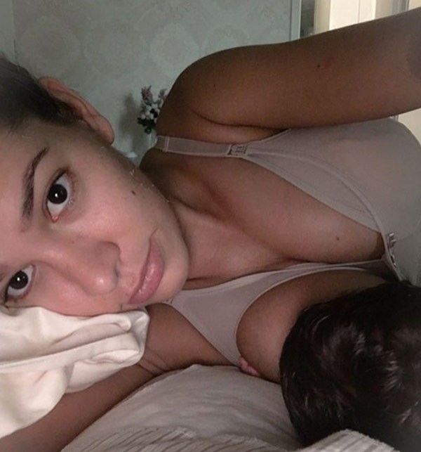 Adriana amamenta o filho na cama (Foto: Reprodução/Instagram)