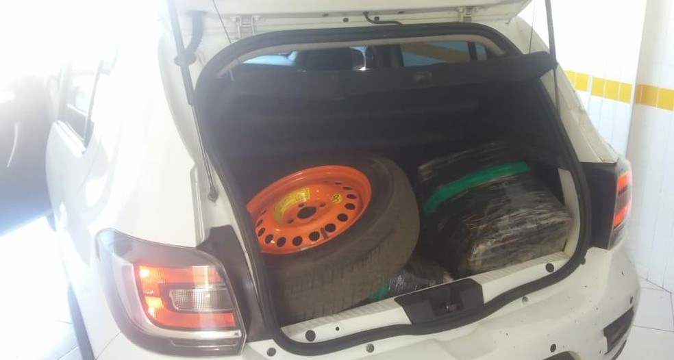 Carro foi abandonado em uma estrada rural e suspeito entrou na mata em Pardinho — Foto: Polícia Rodoviária Estadual/Divulgação