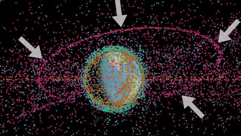 Terra está rodeada de satélites, mas também de lixo espacial (Foto: BBC)