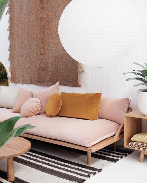Décor do dia: sala de estar com texturas naturais e sofá rosa (Foto: reprodução)