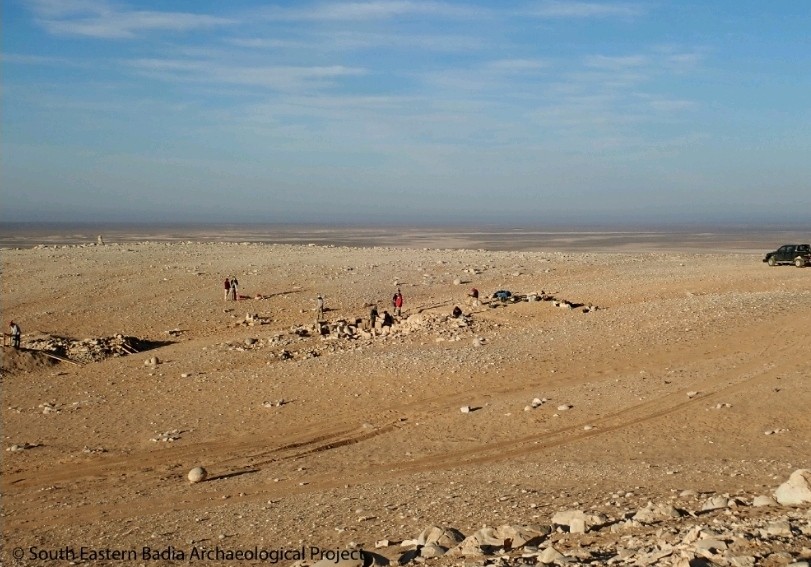 Vista geral do local escavado na área de Jibal al-Khashabiyeh, leste da Bacia de Jafr (Foto: SEBAP)