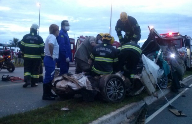 Carro envolvido em acidente fica completamente destruído em Goiás (Foto: Divulgação/Corpo de Bombeiros)