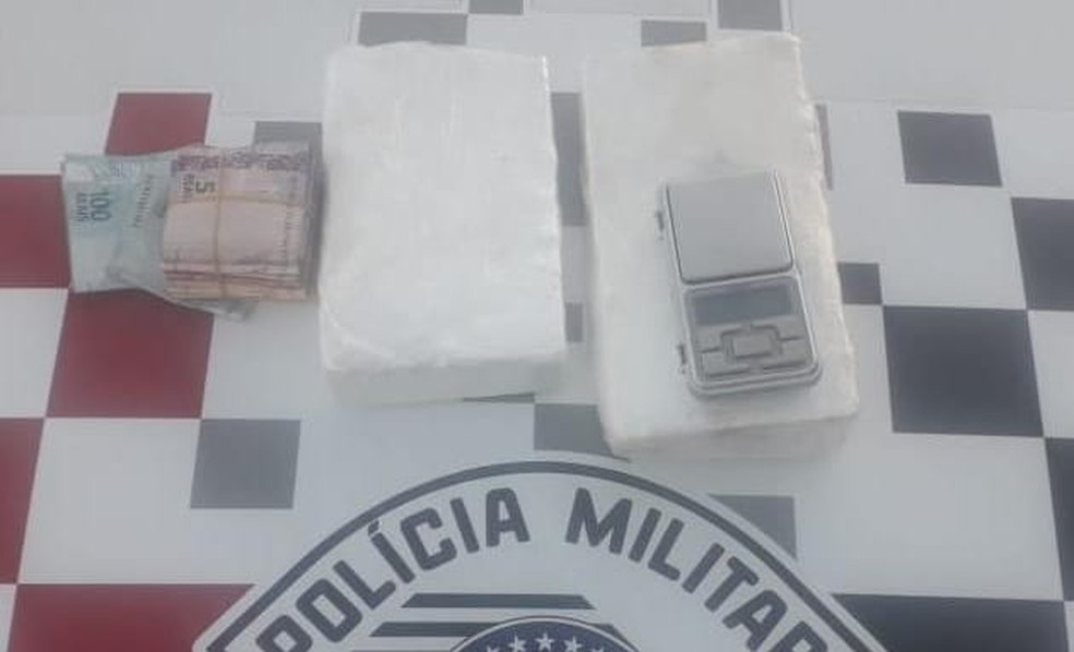 Homem &eacute; preso por tr&aacute;fico de drogas em Itarar&eacute; &mdash; Foto: Pol&iacute;cia Militar/Divulga&ccedil;&atilde;o