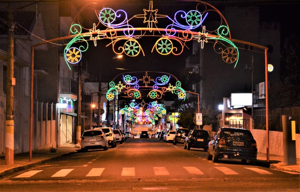 Ruas do Centro de Avar foram decoradas para iluminar o Natal da populao  Foto: Prefeitura de Avar/Divulgao