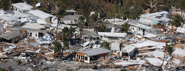 Casas destruídas após passagem do furacão Ian em Fort Myers Beach, Flórida — Foto: JOE RAEDLE / Getty Images via AFP