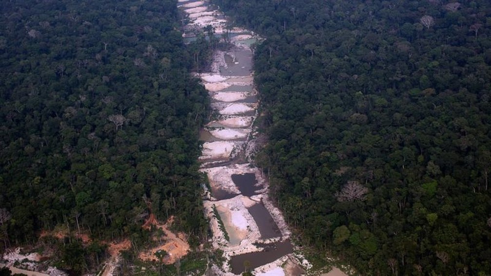 Um dos problemas enfrentados em muitas terras indígenas brasileiras é o avanço do garimpo — Foto: MARIZILDA CRUPPE/AMAZÔNIA REAL por BBC