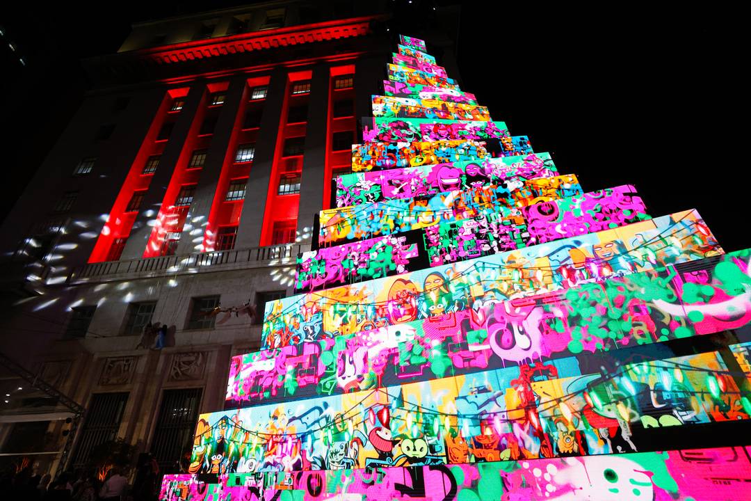 Árvore de Natal interativa instalada na frente do prédio da Prefeitura de SP no viaduto do Chá, Centro da capital paulista.