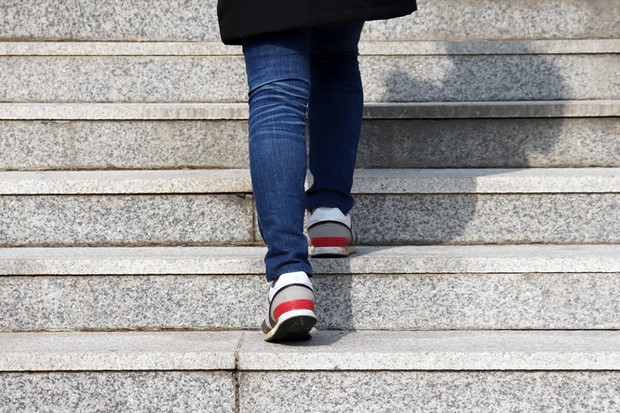 The back of a woman's leg as she climbs the stairs. (Foto: Getty Images/iStockphoto)