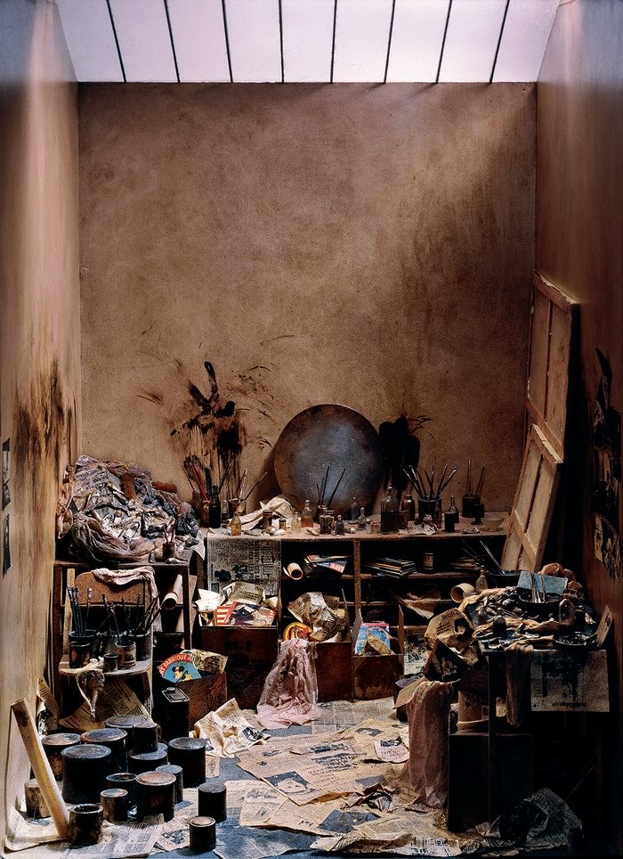 Francis Bacon trabalhava em um estúdio tão perturbado quanto sua arte. A foto é de 1986. (Foto: Reprodução)